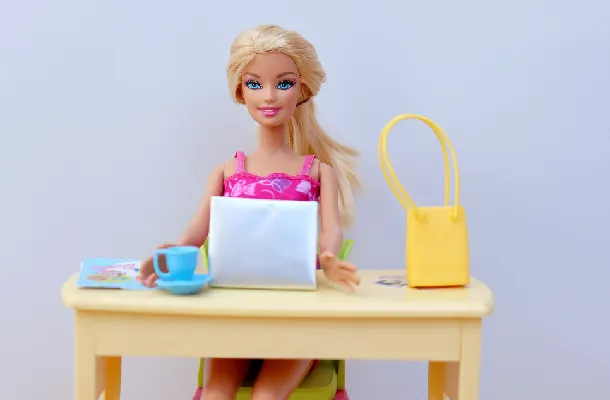 Lecciones de Liderazgo y Empoderamiento: Lo que Barbie nos Enseña sobre el Éxito en un Mundo Desafiante
