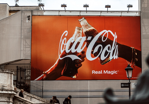 banneres en la calle de coca cola - IDAT