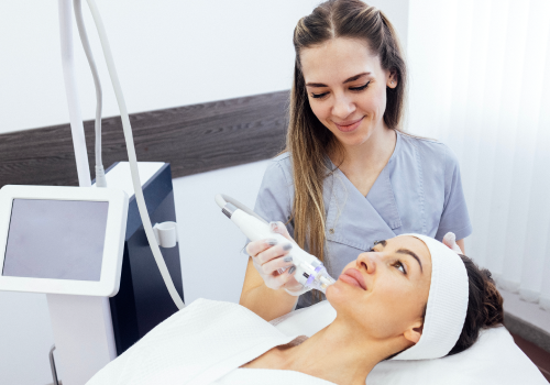 profesional de estética y salud integral con pacienete - Zegel