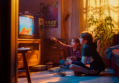 niños viendo televisión