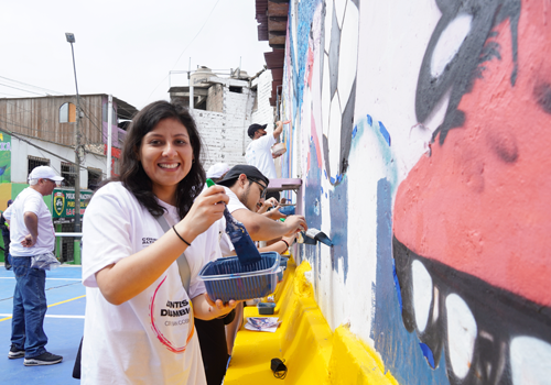 chica pintando el mural del cerro san cosme